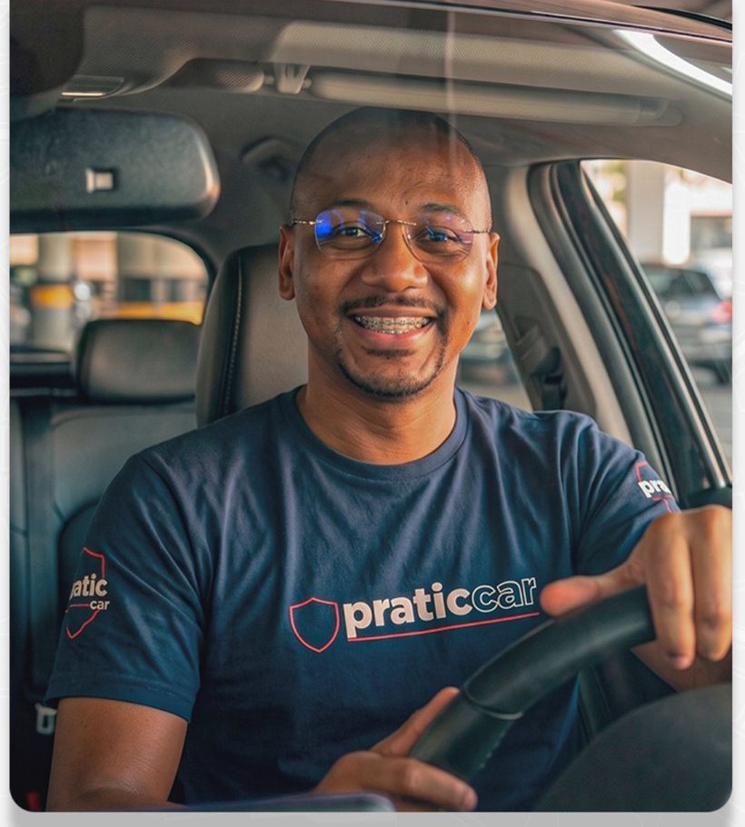 Motorista parceiro Praticcar ao volante, sorrindo